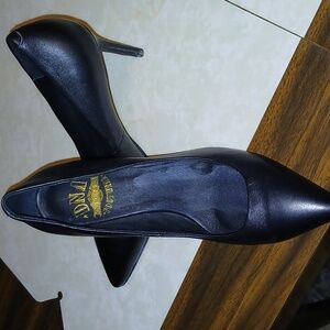 WOMEN s  black classic high heel shoes.